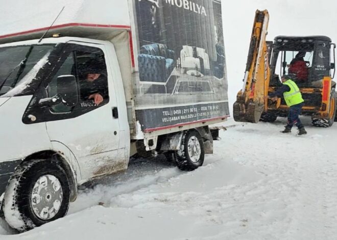 Kardan yolda kalan kamyonet iş makinesiyle kurtarıldı